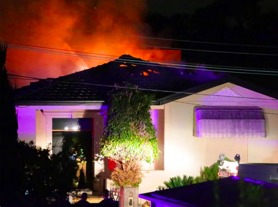 悉尼内西区住宅被烧得只剩外壳，今年0万起拍，比火灾前还值钱...