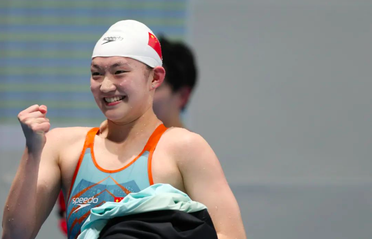 中国选手李冰洁打破短池女子400米自由泳世界纪录