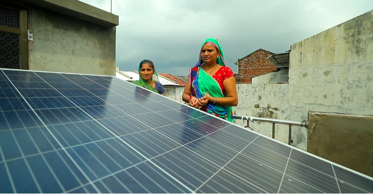 印度第一个完全靠太阳能的村庄，照亮了贫困居民们的生活