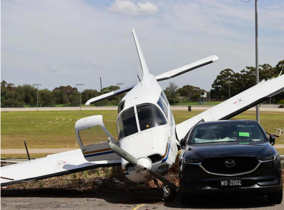突发！飞机失去动力在悉尼西区紧急迫降，路旁车辆被撞严重受损