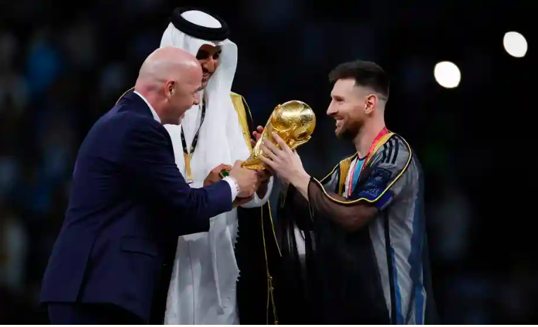 世界杯：人们对梅西举起世界杯奖杯前穿上阿拉伯传统斗篷有不同反应