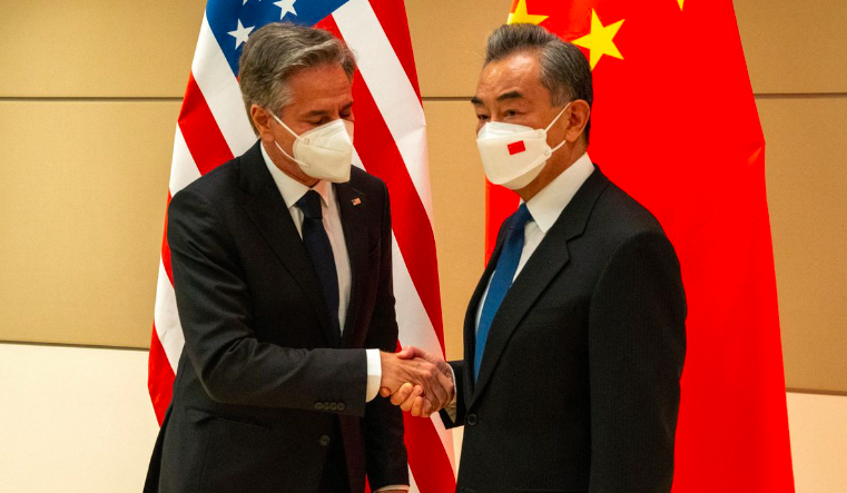 中国外长说，美国必须停止欺凌和遏制中国的发展