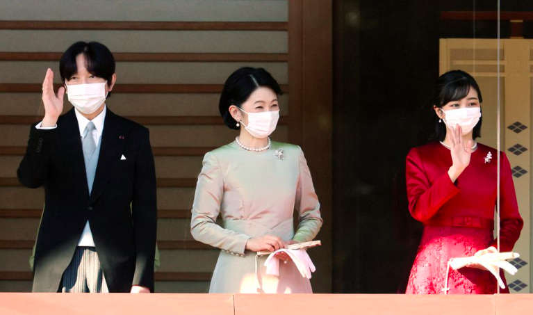 日本天皇自2020年以来首次公开给民众拜年