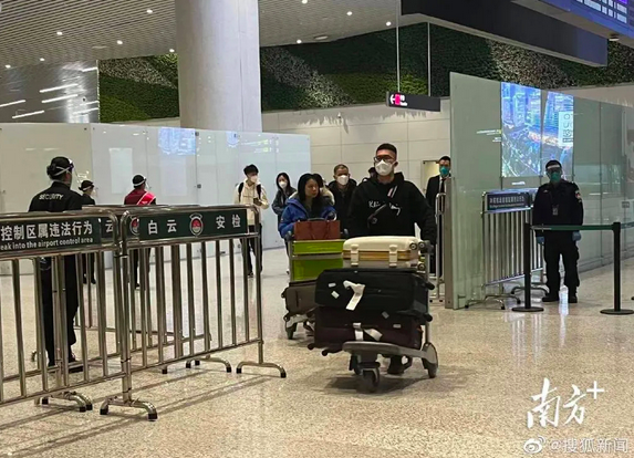 中国大开国门首日，北京、上海机场挤爆！网曝“壮观景象”：头等舱通道也塞满 人