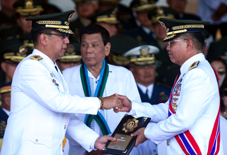 菲律宾总统回国后，马上撤换国防部长