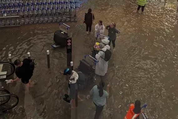 暴雨袭击新西兰最大城市，奥克兰机场被淹没