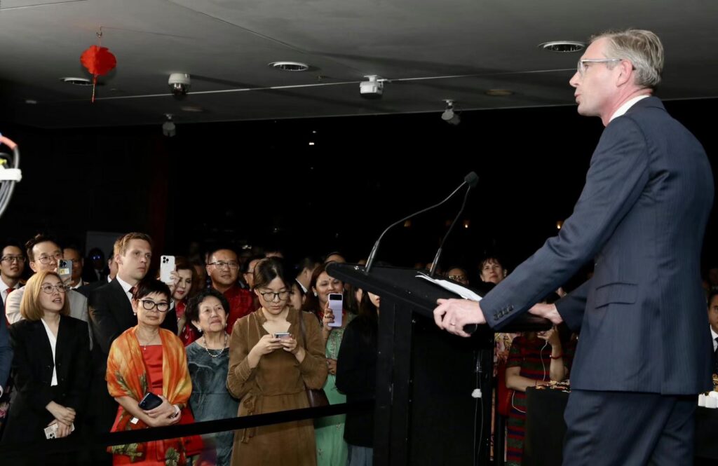 悉尼歌剧院再度“亮红”！州长携政要拜年，盛赞华社贡献
