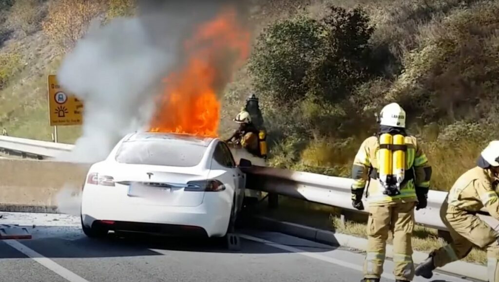 消防员工会提醒电动汽车起火并不常见，但是后果很严重