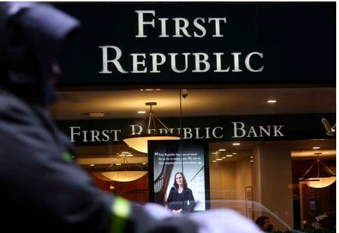 标普下调First Republic Bank的信用评级，将其进一步降为垃圾级别