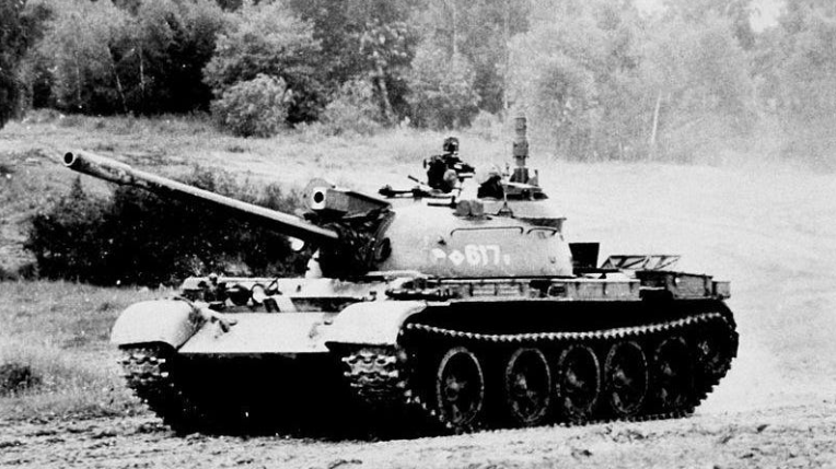 俄军从仓库里调出70年老的T-55坦克