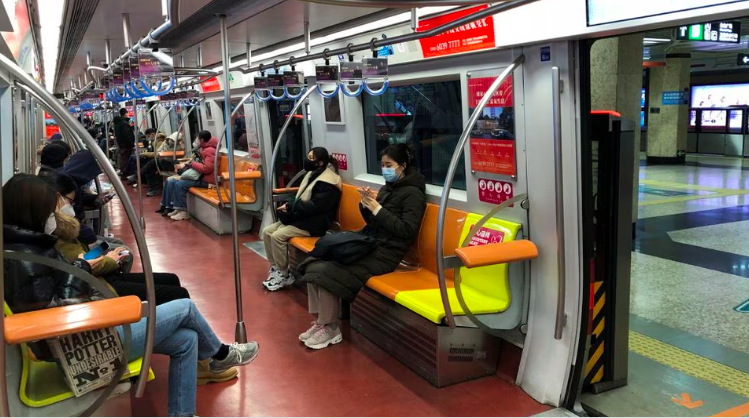 随着北京地铁取消强制性口罩令，一个时代过去了