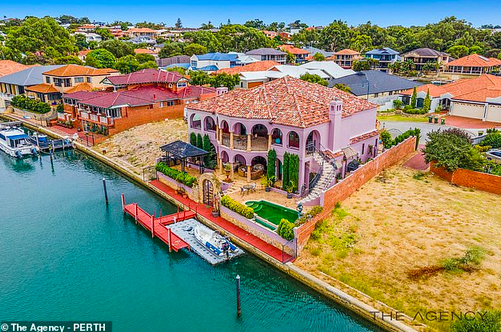 “芭比梦幻豪宅”挂牌上市！澳洲粉色4居室房屋拥水景码头，0万房价寻卖家 
