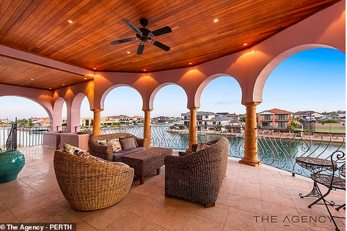 “芭比梦幻豪宅”挂牌上市！澳洲粉色4居室房屋拥水景码头，0万房价寻卖家 