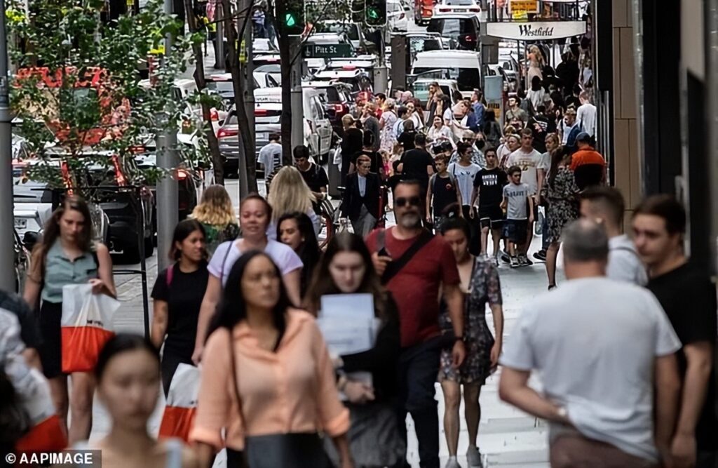 150万移民涌入，澳洲人口5年内或超2800万人！悉尼房价全球第二高，大量新州 人“出逃”