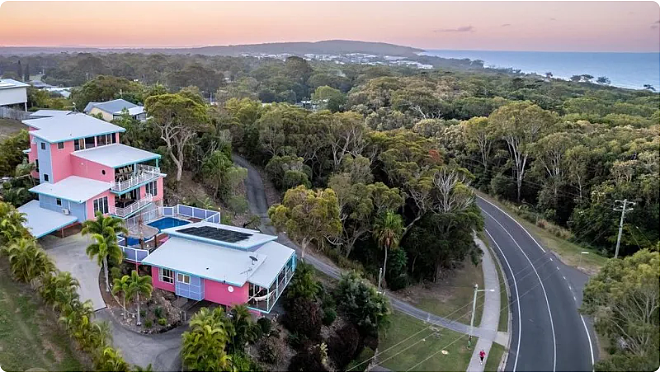 澳洲也有梦幻芭比屋！挂牌价超5万，昆州5居室粉色豪宅上市出售