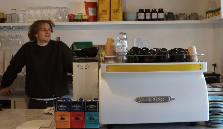 澳18岁小伙创业开咖啡馆，开业当天傻眼：一天都无人光顾