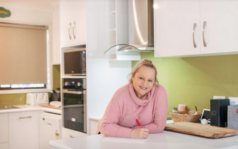 新州年入$2.7万单亲妈妈买下两居室单元房，她是如何做到？