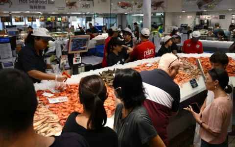 民众购买复活节海鲜大餐  悉尼鱼市场销售料创纪录