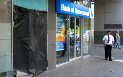 昆士兰银行利润跌三分之一