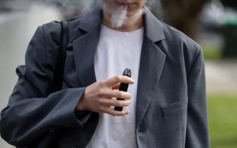 忧电子烟影响年轻人健康  卫生厅长联合吁尽快立法
