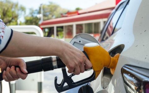 悉尼油价开始缓慢下降! NRMA建议悉尼人在城外加油