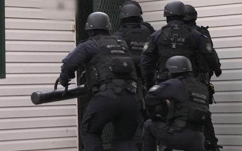悉尼警方展开大规模反恐突袭行动！7名teenager因“宗教极端主义”被捕