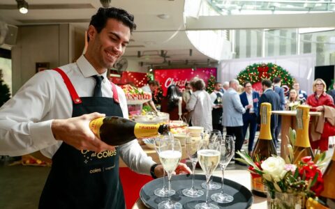 Coles 与 Woolworths 开打圣诞价格战！逾 200 件商品不到 $10，AI 成新战场